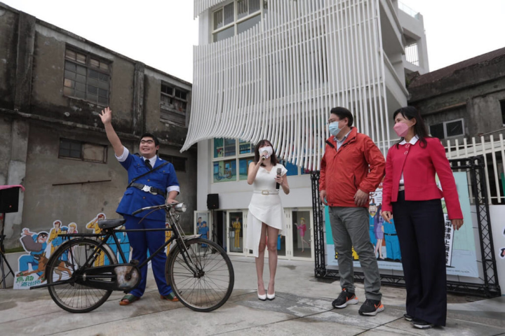 日本經典漫畫「烏龍派出所」場景進駐基隆正濱遊客中心，除重現警所辦公場景外，還可了解基隆在地風情特色，基隆市林右昌（右2）21日下午主持「開箱」記者會，歡迎遊客前往拍照打卡。（基隆市政府提供）