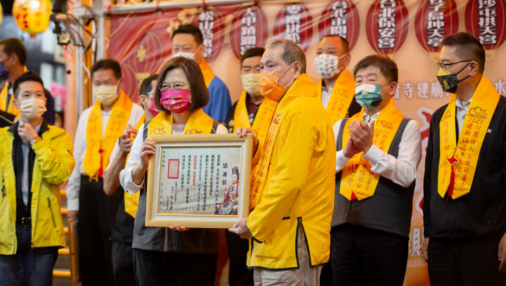 總統代表葫蘆寺致贈「感謝狀」予八大宮廟代表