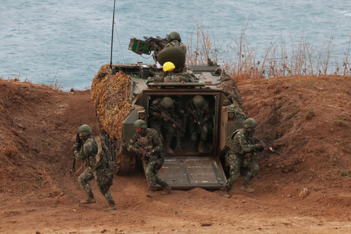 為強化戰力，陸軍澎湖防衛指揮部19日清晨實施例行 性「鎮疆操演」，展現官兵平日戮力備戰成果。官兵 自CM21裝甲車迅速下車作戰。