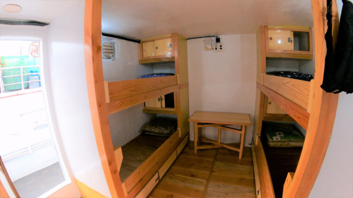 台灣首艘符合國際C188人權公約漁船「健元銘88號」，漁工的起居室為2至4人一室，床舖長190公分、寬80公分，並設有置物櫃及折疊桌。（台灣鮪延繩釣協會提供）