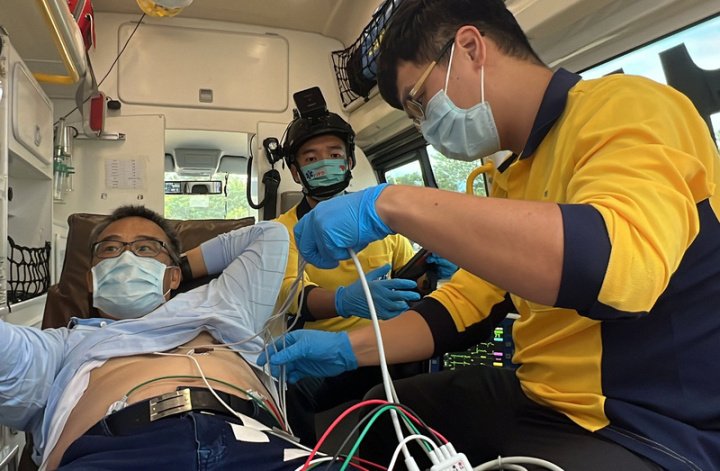 台東縣消防局4個大隊有11支高級救護隊，救護車內可以實施緊急救護，宛如行動急診室，28日配上5G影像傳輸系統，整合搶救現場資訊透過即時影像提供醫生醫療指導，宛如將醫師的眼睛和雙手帶進救護車。