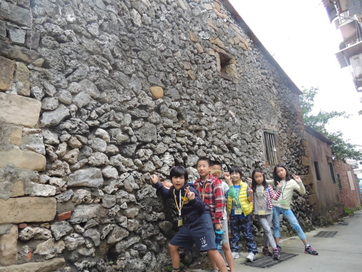 基隆鳥會依文化資產保存法規定，向基隆市文化局提報八斗子老街為「聚落建築群」，盼搶救台灣本島少見尚存的咕咾厝及紅磚厝聚落。圖為八斗子老街崩落前的咕咾厝。（基隆鳥會提供）