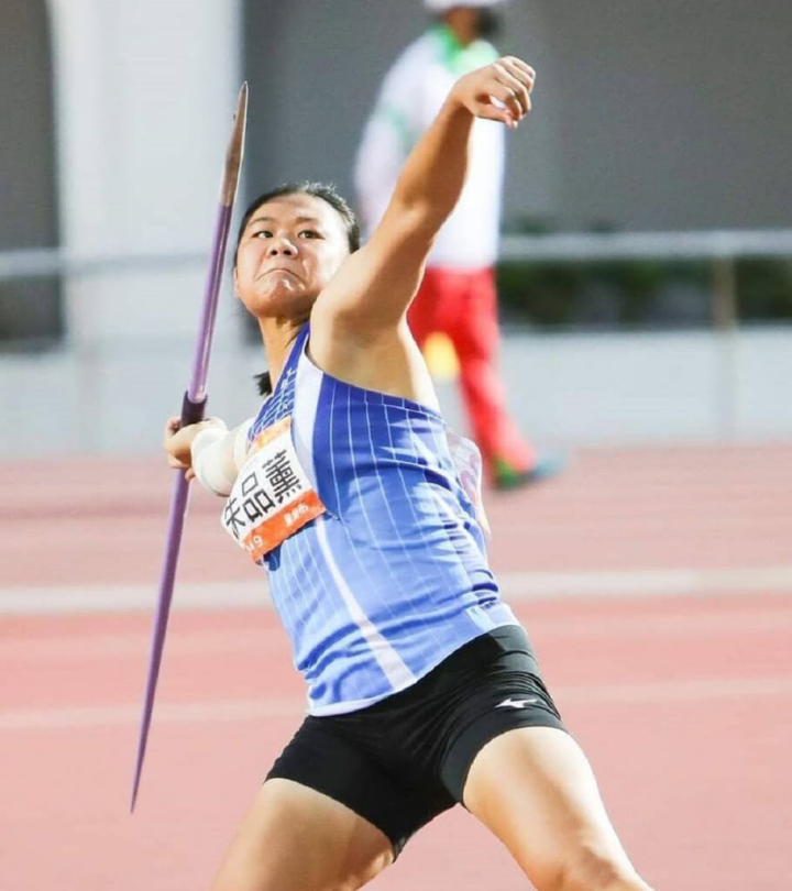 高雄市仁武高中學生朱品薰日前在亞洲青少年田徑錦標賽勇奪女子標槍金牌，消息傳回校園，師生同感榮耀。（高雄市教育局提供）
