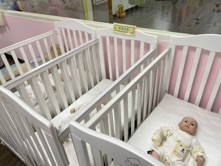 花蓮縣新秀公共托嬰中心引進智慧托嬰設備，智慧床墊可監測孩子睡眠呼吸狀況，若偵測到呼吸停止，15秒至20秒會發出警示，提醒照顧人員。