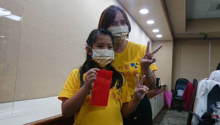 今年9歲的龐貝氏症女童小棠（左）經早期治療及後續照護和復健，小棠白天能和一般孩子上學，還可以上民族舞蹈課、參加學校游泳隊，甚至獲得接力賽第1名。