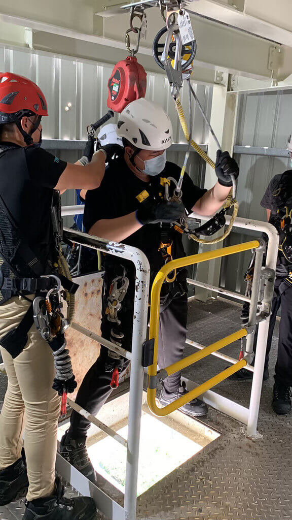 現年23歲、高職就讀達德商工電機科的陳晏維，從第一天暈船到熟練爬上風機平台，歷經45天出海「震撼教育」，意識到運維技師除了是體力活，更考驗著臨機應變能力。（CIP提供）