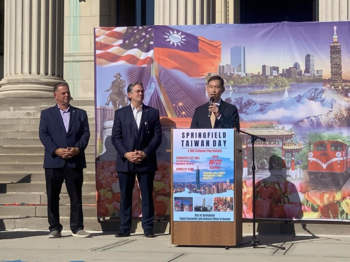 美國麻州春田市22日舉辦第2屆台灣日暨升旗活動，駐波士頓辦事處長孫儉元（右）致詞，春田市長沙諾（中）、麻州眾議員普波洛（左）到場支持。（駐波士頓辦事處提供）