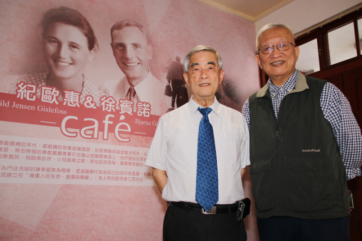 埔里基督教醫院前院長黃蔚（左）、趙文崇（右）奉獻偏鄉醫療逾30年，深獲鄉親感謝，15日將獲頒暨南大學名譽管理學博士學位，圖為兩人13日接受媒體聯訪。