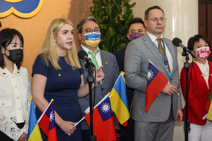 立陶宛歐洲事務委會副主席帕季格（Zygimantas  Pavilionis）（前右）、烏克蘭國會議員盧狄克（Kira  Rudik）（前左）25日參訪立法院，兩人在參觀議場 後接受媒體訪問。