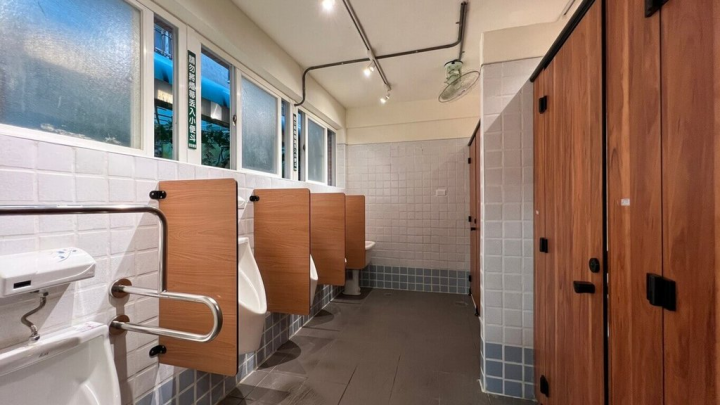 台南市政府4年來向中央爭取逾新台幣1億3000萬元補助經費，迄今已翻新300座公廁，預定113年全市翻新老舊公廁將超過500座。（台南市政府提供）