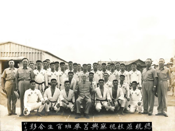 我國跆拳道運動起源於陸戰莒拳隊，前排黑帶者為韓籍教官。（莒拳隊提供）
