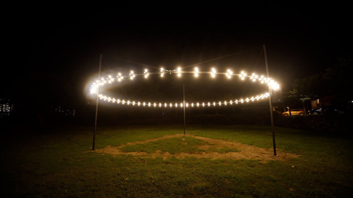 「台東光祭」15日將在卑南鄉知本地區登場，台東縣政府盼以極具未來感的光影、聲音裝置藝術展覽，帶動知本溫泉發展。圖為作品「光電獸」。（台東縣政府提供）