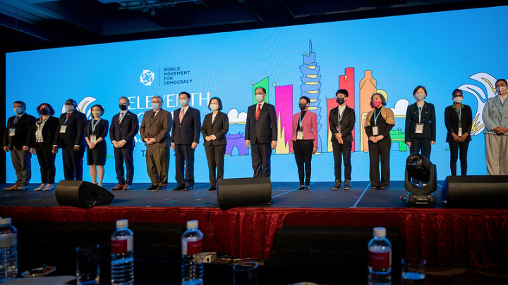 總統和與會人員合影