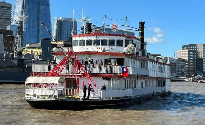 英國僑界8日在泰晤士河慶雙十，包下一整艘船並掛上多面或大或小的中華民國（台灣）國旗。由於船高超過9公尺，著名地標倫敦塔橋特別為這艘「國慶船」分開橋身、以利其通行。（黃瑋苑提供）