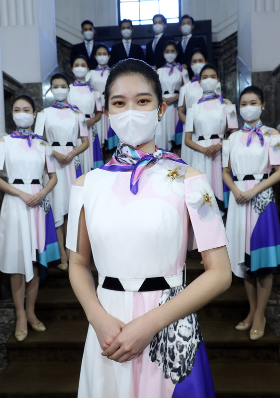 中華民國111年國慶禮賓人員服裝設計說明會3日在國立台灣博物館舉行，禮賓服集結台灣雲豹、台灣擬啄木（五色鳥）以及山櫻花等具代表性的生物為靈感，展現台灣繽紛多元的生態及文化。