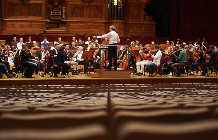  睽違7年，維也納愛樂27日晚間重回國家音樂廳舞台，為滿座樂迷帶來經典之作。樂團傍晚彩排，音色如昔細緻亮麗。