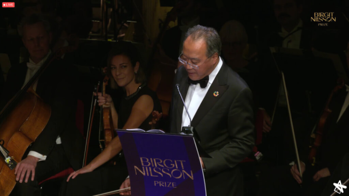 馬友友在發表得獎感言時表示，文化可以把他者轉化成我者，可以讓人與人之間產生信任與連結。（斯德哥爾摩音樂廳現場直播畫面截圖）