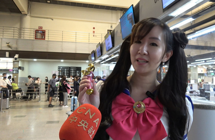 台灣國門解封，疫情後遊台全球首發團12日晚上從曼谷搭乘虎航班機出發，經營旅遊社群媒體Ratto Wanderlust的網紅奇恰拉特別穿上美少女戰士的服裝行銷台灣旅遊。