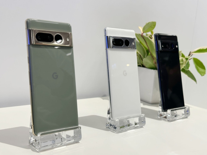  Google於7日宣布在台灣推出年度旗艦機Pixel 7、Pixel 7 Pro，其中Pixel 7 Pro搭載3鏡頭系統，支援微距對焦及30倍放大變焦。