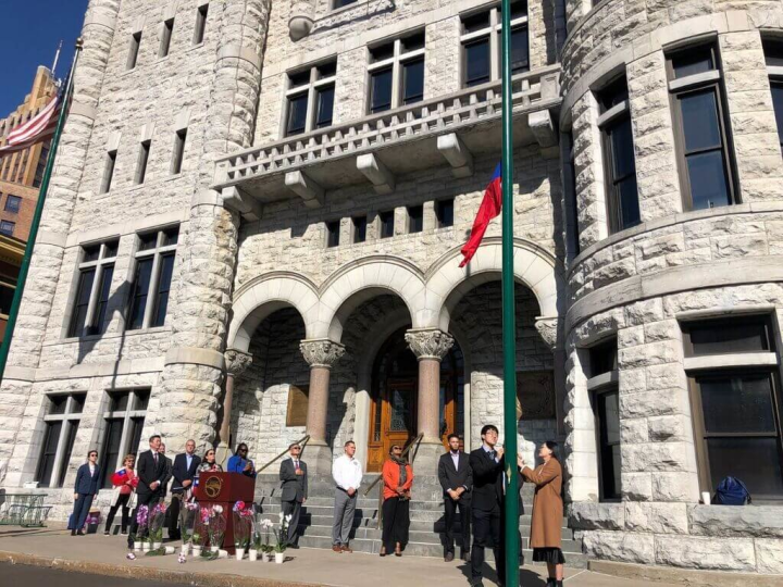 紐約州雪城14日舉辦慶祝中華民國111年國慶升旗典禮，青天白日滿地紅國旗在市政廳前冉冉升起。（駐紐約辦事處提供）