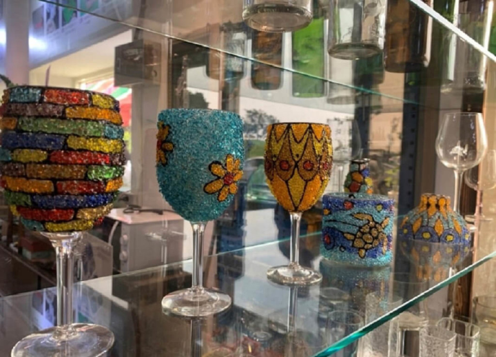 高雄琉創工園玻璃工藝推廣教學中心1日在旗糖農創園區開幕，利用回收玻璃重新製作各式精美飾品及生活用品，呼應園區循環經濟目標。（高雄市都發局提供）