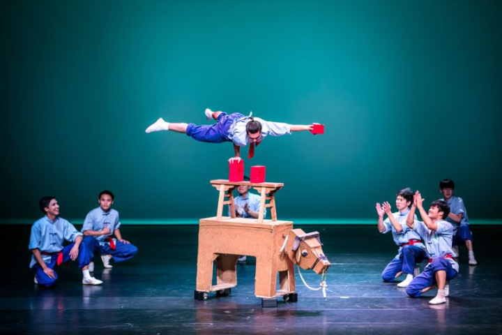 承襲雜技國寶大師－李棠華先生的【新象創作劇團】帶來以傳統雜技結合民族舞蹈等藝術元素的臺灣雜技節目。