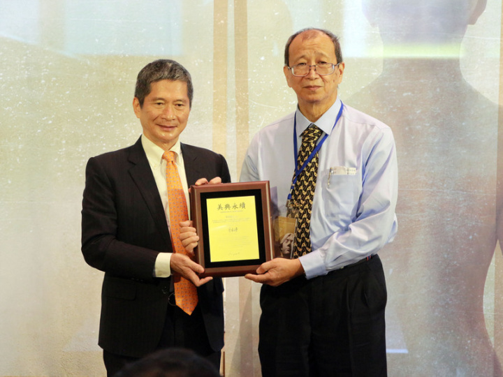 國立台灣美術館29日舉辦台灣前輩藝術家黃土水雕塑作品「甘露水」入藏見證典禮，文化部長李永得（左）出席，並代表頒贈感謝狀給保存者張鴻標家屬張士文（右）。