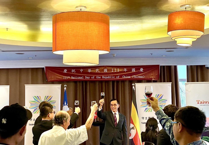 與會貴賓共同舉杯祝賀中華民國生日快樂