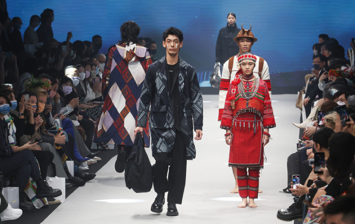 2022台北時裝週SS23開幕秀邀請多名原住民藝師與時裝設計師合作，14日晚間盛大登場，其中賽德克族藝師張鳳英與設計師趙之逸攜手共創，展現跨界時尚美學。