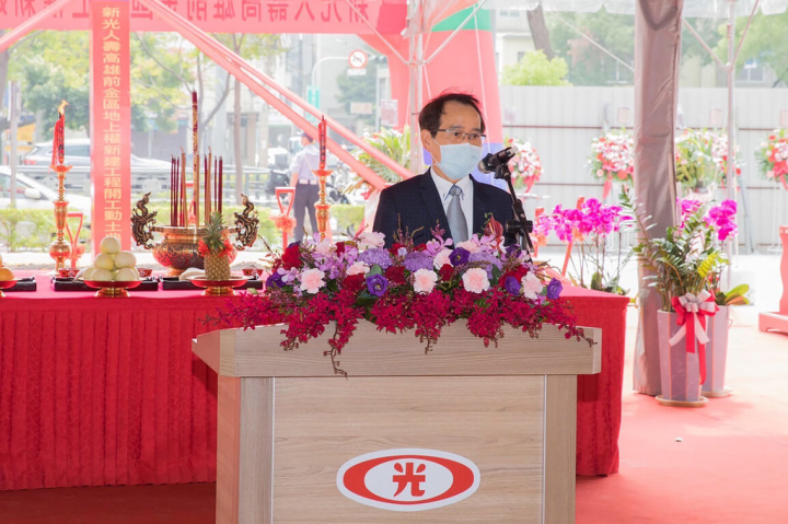 高雄市副市長林欽榮17日出席「高雄市前金區舊圖書總館市有地開發案」開工動土典禮，並上台致詞。（高雄市政府提供）