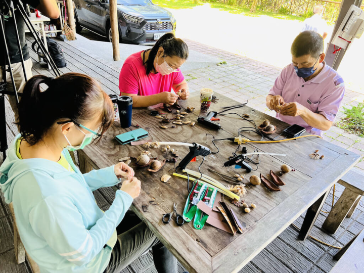  嘉義縣番路鄉公興村民以20種種子跟自然素材，做出各式各樣的小貓頭鷹，黏在與藝術家共創的裝置藝術「土匪夫妻」上。（嘉義縣政府提供）