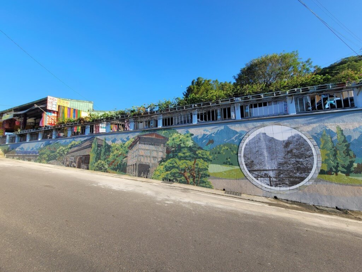 「平溪黑金煤礦歲月」景觀牆7日啟用，平溪區長曾繁盛說，景觀牆面是既有的水泥擋土牆，設計克服排水問題，將排水導入擋土牆內，防止水痕污漬殘留；牆面材質特別選用高溫窯燒的鶯歌馬賽克磁磚，大幅提升耐久性與保色性。（民政局提供）