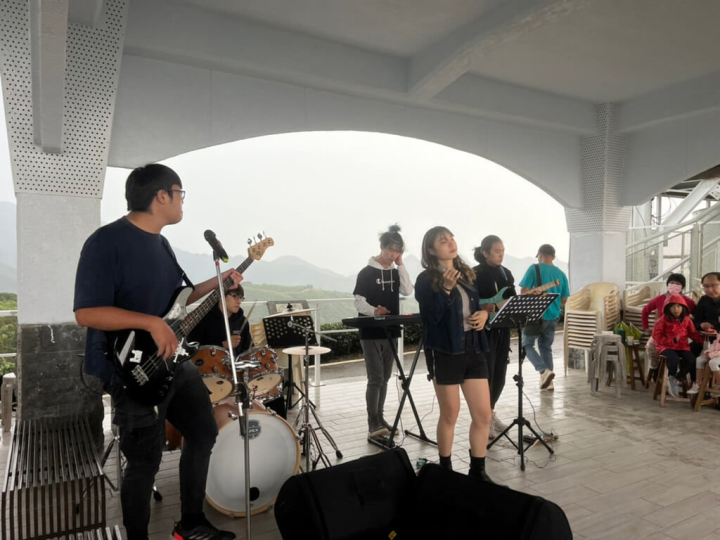 嘉義縣太和休閒農業區1314觀景台16日清晨舉辦愛你99「迎晨曦音樂會」，讓遊客享受日出雲海的優美景色，此次活動邀請年輕學子共襄盛舉，帶來熱情電音，為活動注入豐沛生命力。（嘉義縣政府提供）