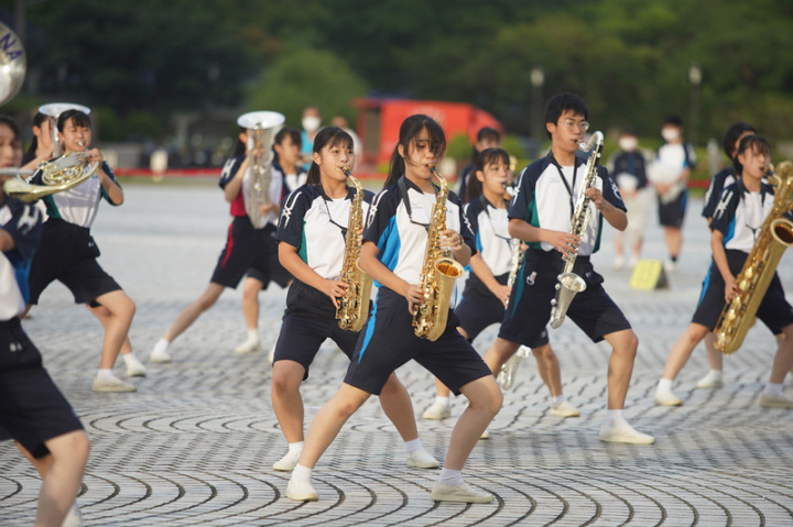 日本京都橘高校吹奏部今年受邀於雙十國慶典禮演 出，6日下午吹奏部學生們到兩廳院戶外廣場彩排， 盼10日為台灣民眾帶來完美表演。