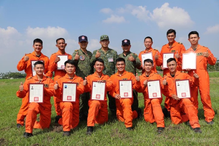 空訓中心指揮官苑上校與結訓學員合影。
