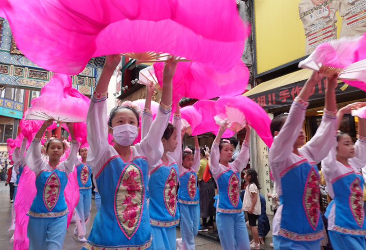 日本橫濱僑界10日舉辦雙十國慶活動，國慶遊行是橫濱秋季最熱鬧的活動，包括橫濱中華學校學童團體在內，有多個表演團體參與遊行，充滿節慶歡樂氣氛。