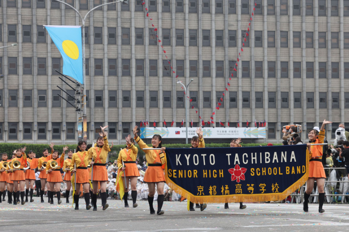 「中華民國中樞暨各界慶祝111年國慶大會」10日上午在總統府前廣場舉行，知名的日本京都橘高校吹奏部穿上招牌隊服進場，為今年國慶表演一大亮點。