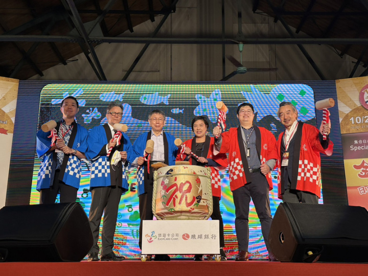 台北市長柯文哲（左3）23日宣布，悠遊卡進軍國際首站選在日本的琉球，以後不僅台灣人可以拿著悠遊卡到沖繩、琉球玩，沖繩的朋友也能在當地購買悠遊卡到台灣使用。