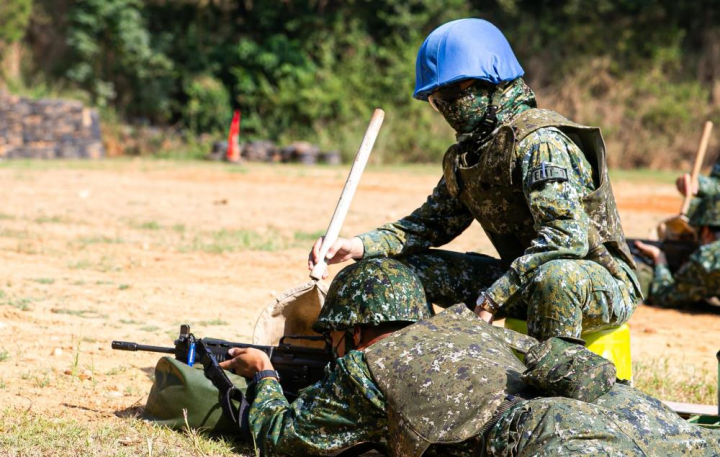 步兵104旅教召部隊實施T91步槍實彈射擊，過程中幹部指導射擊姿勢及彈著分析。