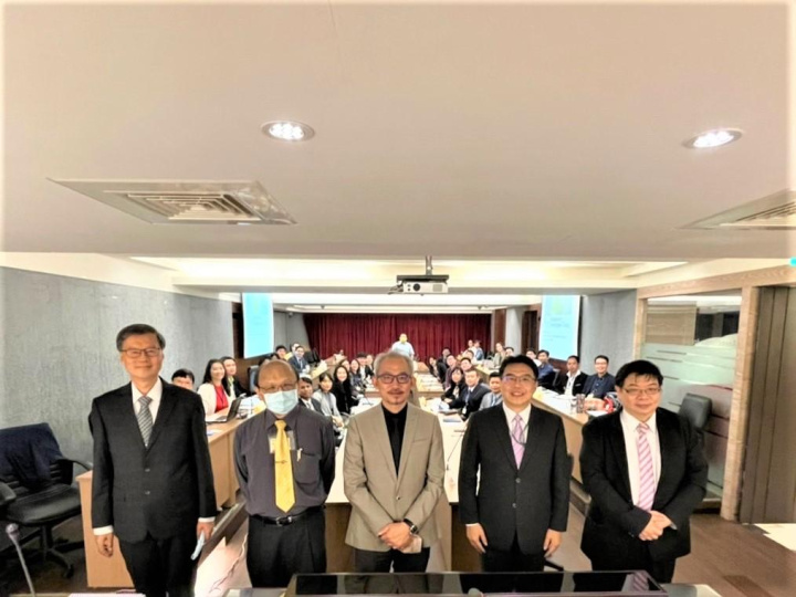 賴向華副司長(中間)與新南向國家牙醫師(後方)合影