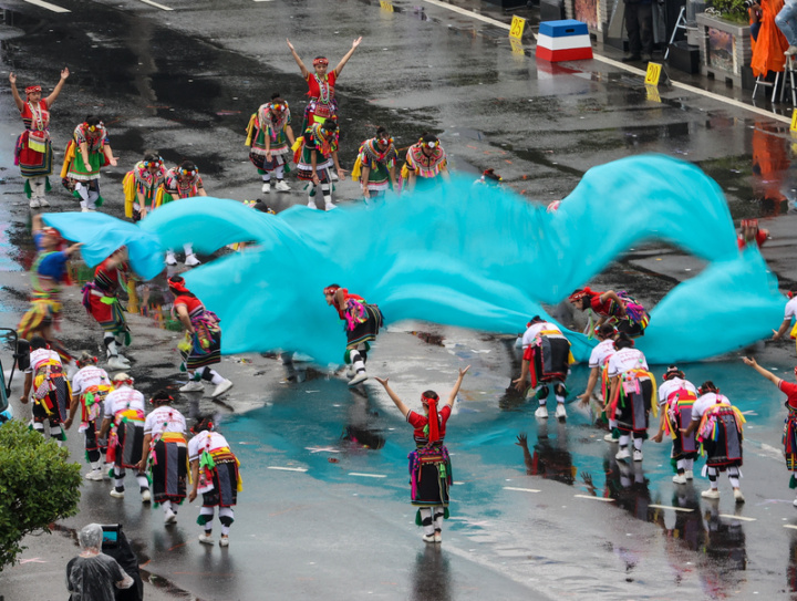 「中華民國中樞暨各界慶祝111年國慶大會」10日上午在總統府前廣場舉行，八歌浪Pakelang團隊演出， 為國慶大會揭開序幕。