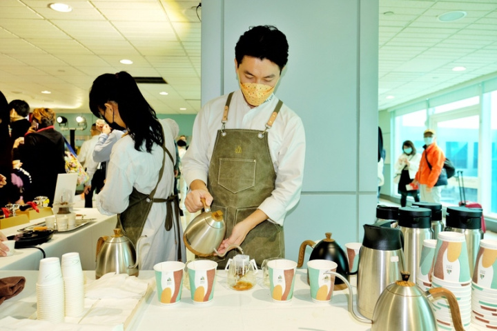 長榮航空公司與台灣首名世界咖啡師大賽（WBC）冠 軍吳則霖的興波咖啡合作，在飛米蘭班機上提供具有 核果、焦糖及巧克力風味的深焙咖啡。