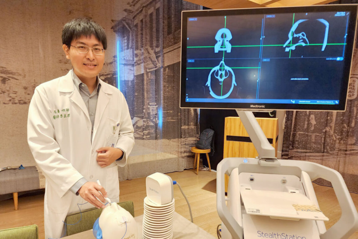 奇美醫學中心耳鼻喉部主治醫師李京澤13日在衛教宣導會中表示，拜醫療科技進步之賜，慢性鼻竇炎目前已有許多治療方式可選擇，鼓勵患者可與醫師討論後積極接受治療。（奇美醫學中心提供）