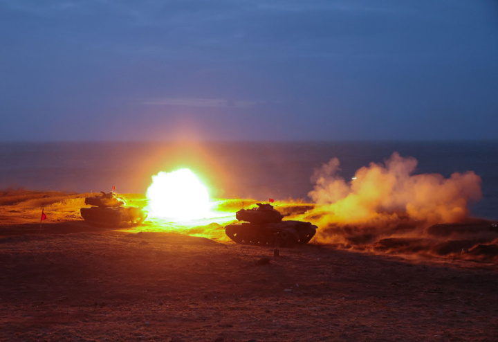 陸軍澎湖防衛指揮部19日清晨實施「鎮疆操演」實彈射擊，各項武器相輔相成，全程透過實戰化演練，充分發揮高效能聯合打擊能力。圖為M60A3戰車集火對海射擊。
