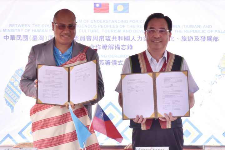 Taiwan's head of the Council of Indigenous Peoples Icyang Parod (right), signs a memorandum of understanding with Palau's Minister of Human Resources, Culture, Tourism and Development Ngirabelas Tmetuchl (left). Photo courtesy of Council of Indigenous Peoples