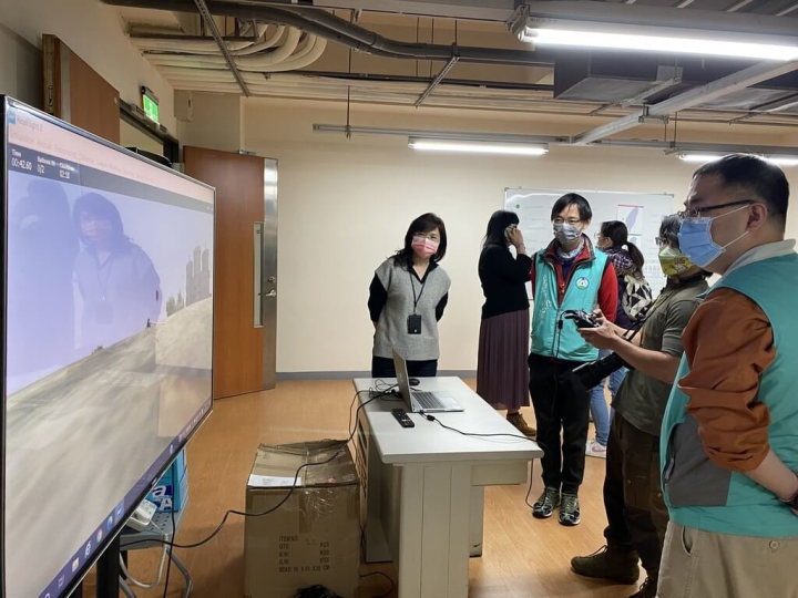 林務局農林航空測量所3日指出，公部門逐步開放參訪、10月已開學，即日起恢復實體課程活動，其中「無人機飛手比一比」課程，可現場透過螢幕模擬實境操作，學習如何操作無人機。（農航所提供）