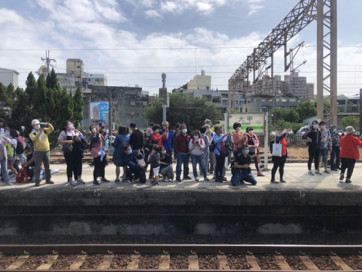 台鐵海線鐵路通車百週年，台鐵局11日出動「蒸汽火車國王」DT668蒸汽火車，上午從彰化出發，中途短暫停靠大甲車站，鐵道迷擠滿月台爭相拍照。