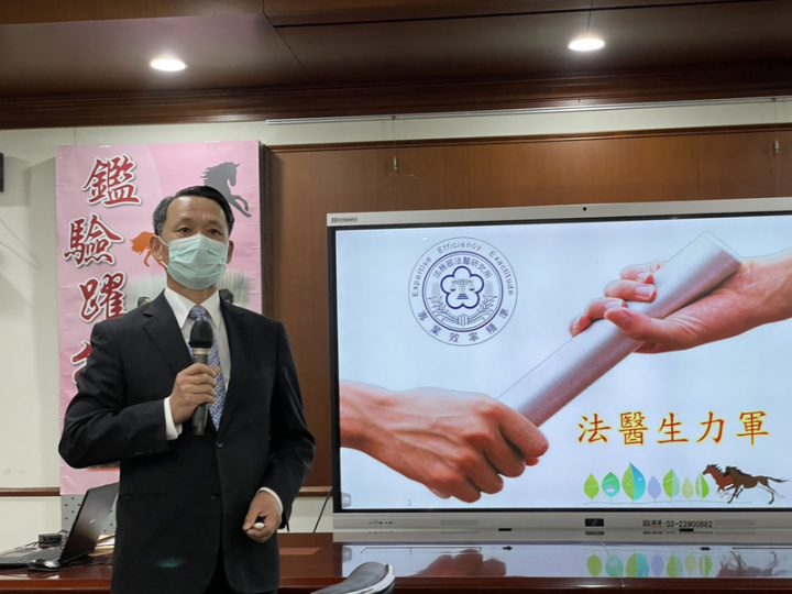 法務部26日舉行媒體茶敘，法醫研究所長侯寬仁會中報告時指出，解剖法醫人力長期年齡偏高，迫切需要更多年輕醫師投入法醫培訓。