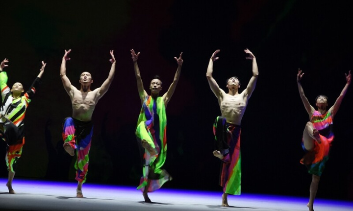 在疫情爆發2年多後，雲門舞集首度海外演出，帶著由藝術總監鄭宗龍創作的「十三聲」在美國6個城市巡迴，10月20至22日將在華府甘迺迪中心一連演出3場。圖為美東時間19日彩排。