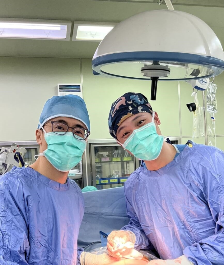 高雄醫學大學學士後醫學系校友郭成興（左）因父親鼓勵「哪裡最需要你，你就去」，毅然從繁華故鄉台北市遠赴台東服務，至今已接生超過1萬名寶寶，台東有2/3新生兒都是他接生。（高醫提供）